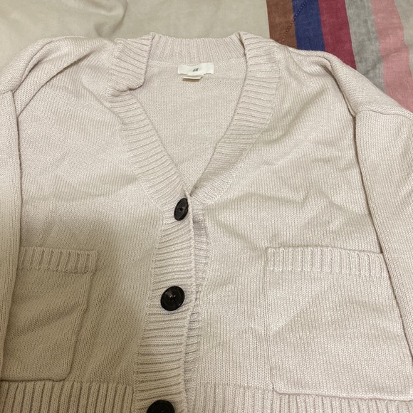 A light-pink coloured cardigan - Picture 2 of 4